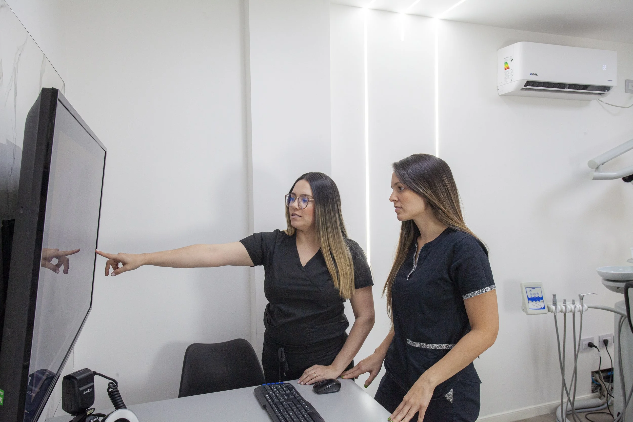 Equipo de odontólogas evaluando estudios digitales en pantalla y planificando el tratamiento de un paciente en Pineda Dental Studio, Recoleta.