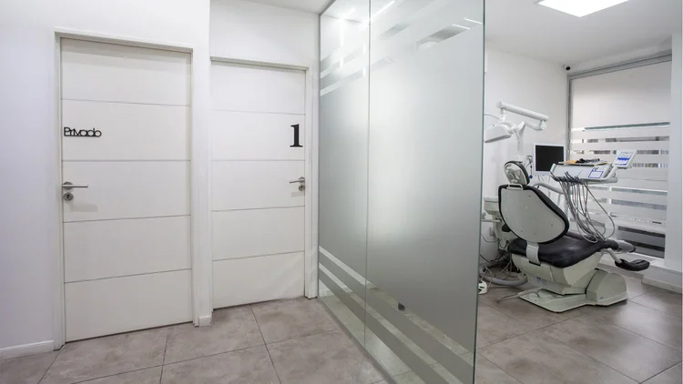 Acceso al consultorio 1 de Pineda Dental Studio en Recoleta, CABA