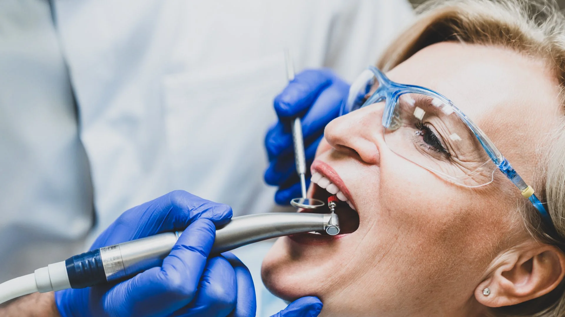 Paciente recibiendo una limpieza dental preventiva como parte de la Primera Visita Integral en Pineda Dental Studio, Recoleta - CABA