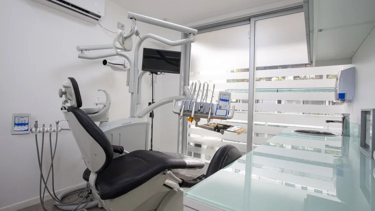 Consultorio odontológico con luz natural y sillón dental en Pineda Dental Studio, Recoleta, CABA