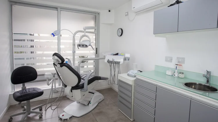 Box de atención odontológica con sillón dental y mobiliario clínico en Pineda Dental Studio, Recoleta, CABA