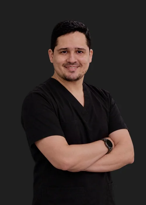 Od. Jorge Morales, área de cirugía y traumatología bucomaxilofacial, en Pineda Dental Studio, Recoleta, CABA.