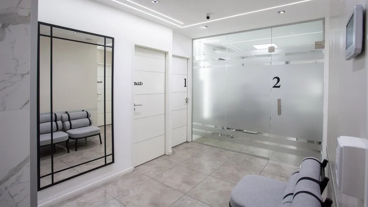 Pasillo interno con los consultorios 1 y 2 de Pineda Dental Studio, Recoleta, CABA