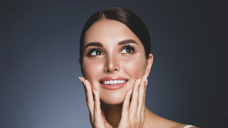 Mujer luciendo una sonrisa perfecta y radiante gracias a los tratamientos de odontología láser en Pineda Dental Studio, Recoleta.