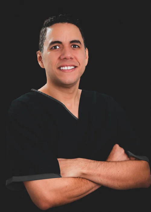 Od. Alfonso Avila, área de cirugía y traumatología bucomaxilofacial, en Pineda Dental Studio, Recoleta, CABA.