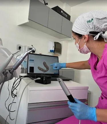 Escaneo intraoral 3D en Pineda Dental Studio: el modelo digital de los dientes aparece en la pantalla