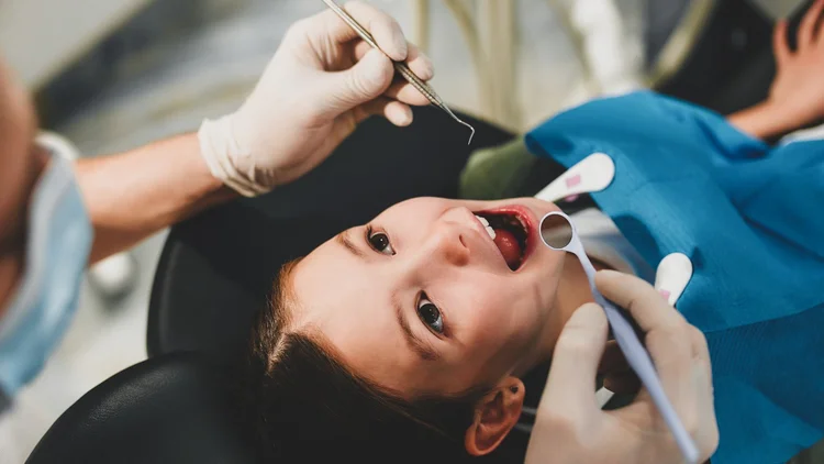 Niña pequeña relajada y feliz durante su chequeo de odontopediatría en Pineda Dental Studio, Recoleta.