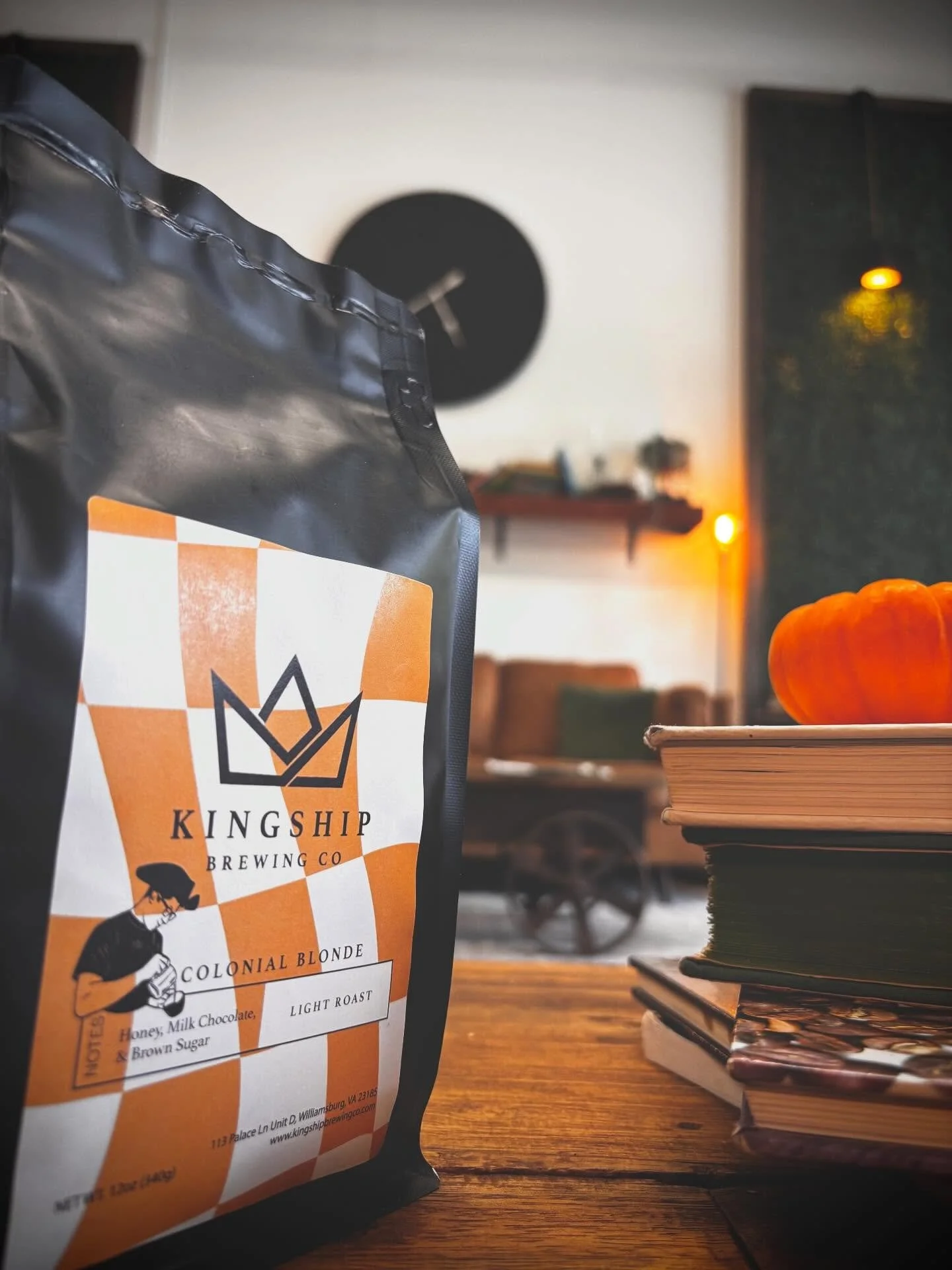 Bright and lively, this light roast brings sunshine to your cup. Notes of honey, milk chocolate, and brown sugar create a smooth, sweet start to your day—balanced and easygoing, just like a slow morning in Williamsburg. Perfect for those who li