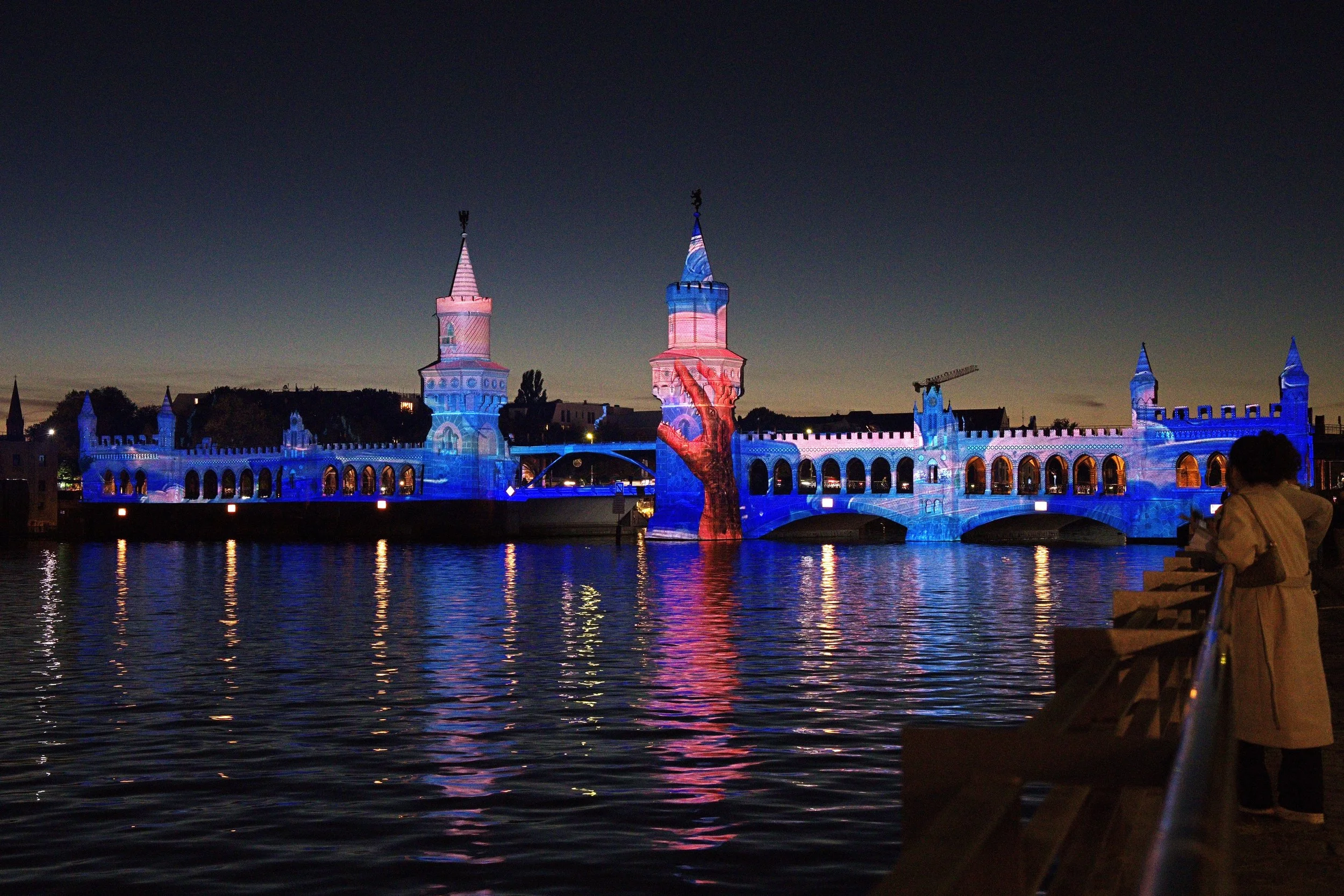 3D Videomapping von Vanessa Cardui an der Oberbaumbrücke 2026 Detailansicht Hand wird zu Krokodil