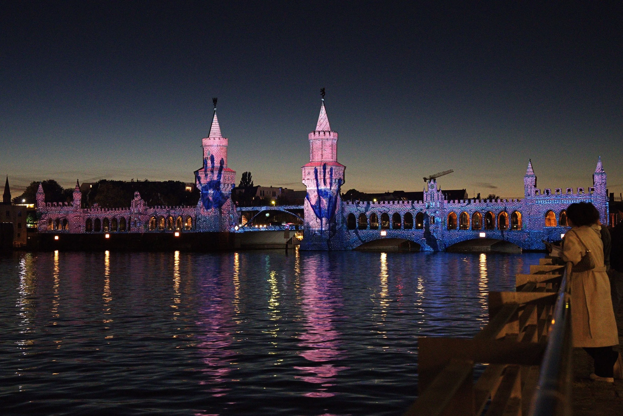 3D Videomapping von Vanessa Cardui an der Oberbaumbrücke 2026 Detailansicht Handabdruck