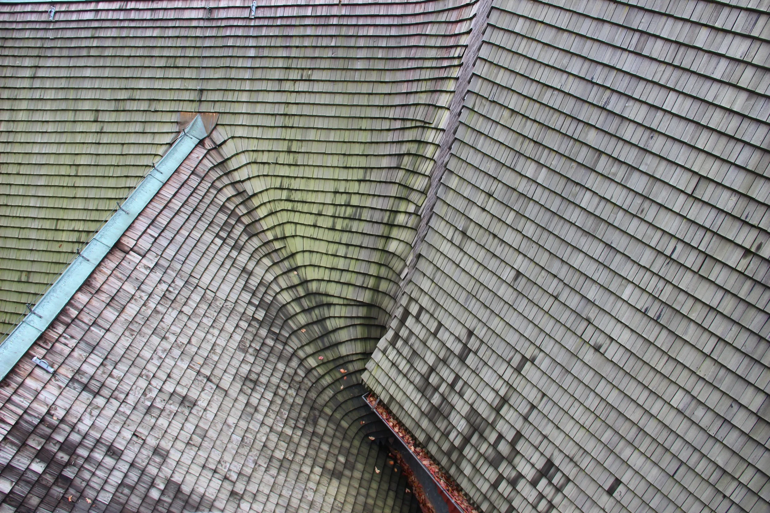 Det svängda takfallet på Kvistbro kyrka. Foto: Lisa Skanser.