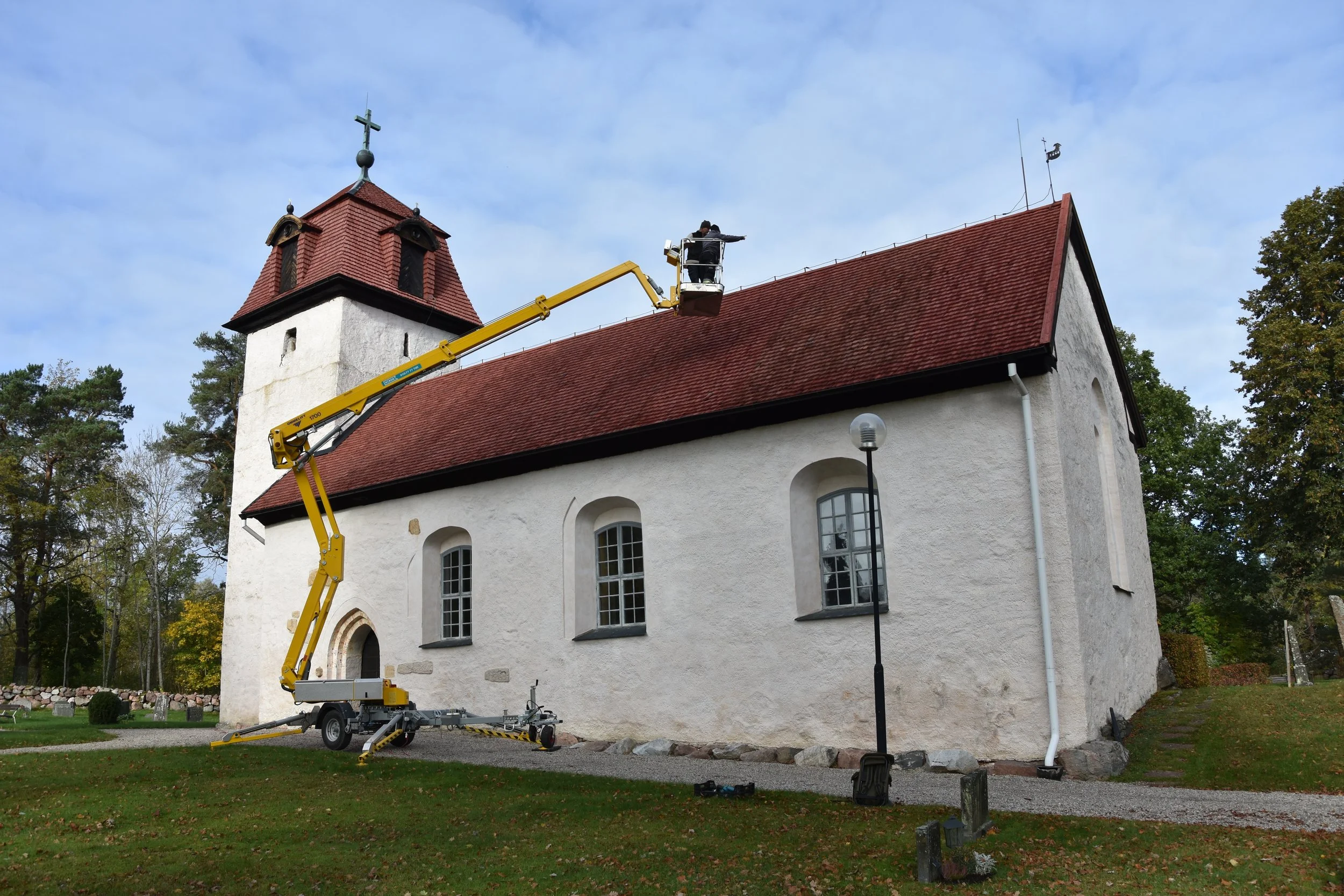 Hammarby kyrka fotograferad från sydöst under pågående fältarbete. Foto: Jennie Björklund.