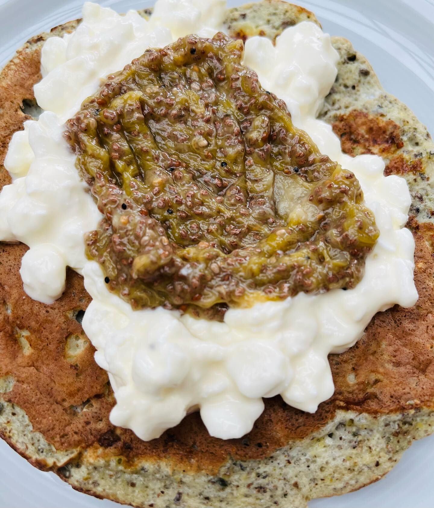 Banana Flaxseed Breakfast Pancake, with cottage cheese and rhubarb chia jam 😋
*perfect start to the day - quick, easy, protein and fibre rich, TASTY!
(ticks the boxes if you&rsquo;re not the biggest savoury breakfast fan, like me!)
*half a banana 
*