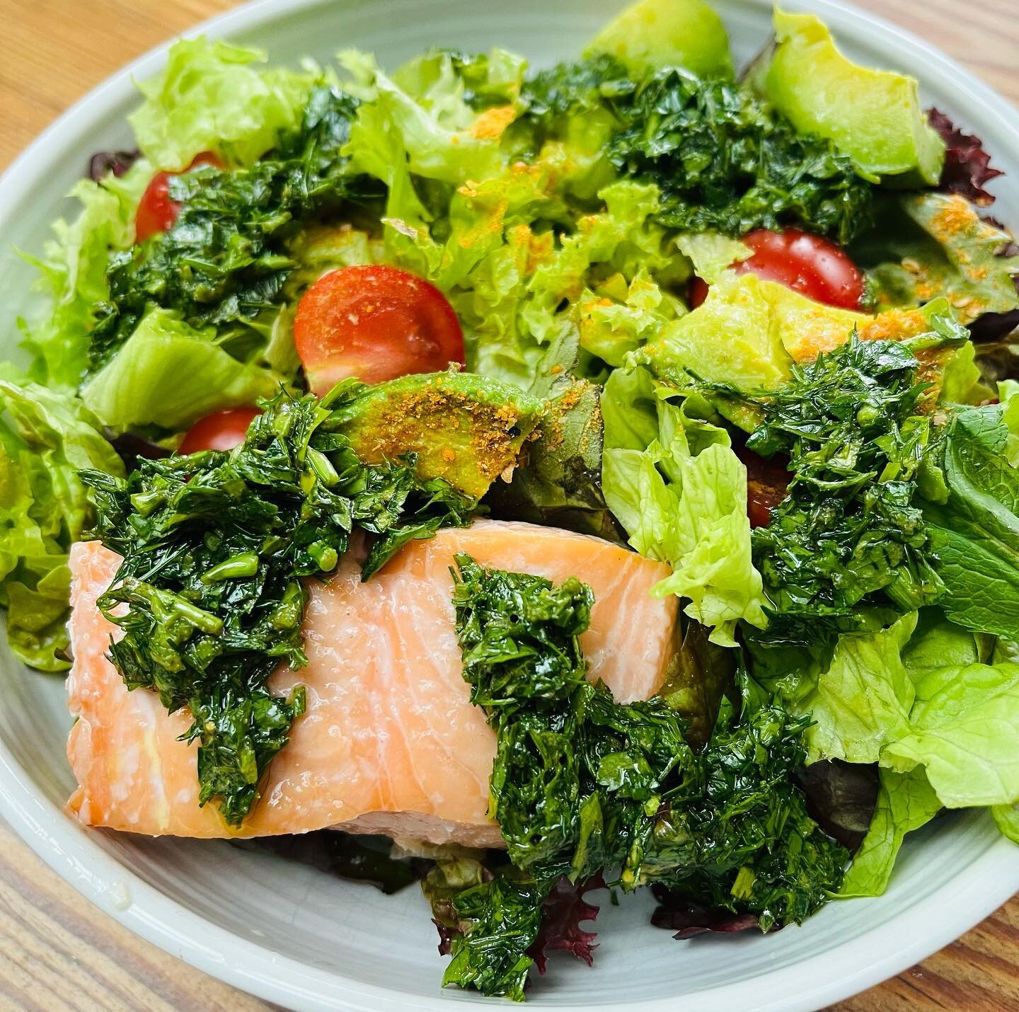 Got a bunch of herbs needs using up? Don&rsquo;t let them languish, make a game changer dressing&hellip;
-Lunch today was a simple leafy green salad with tomato, avocado, leftover quinoa from a pack, and cold poached salmon.
Dressing: big bunch of fi