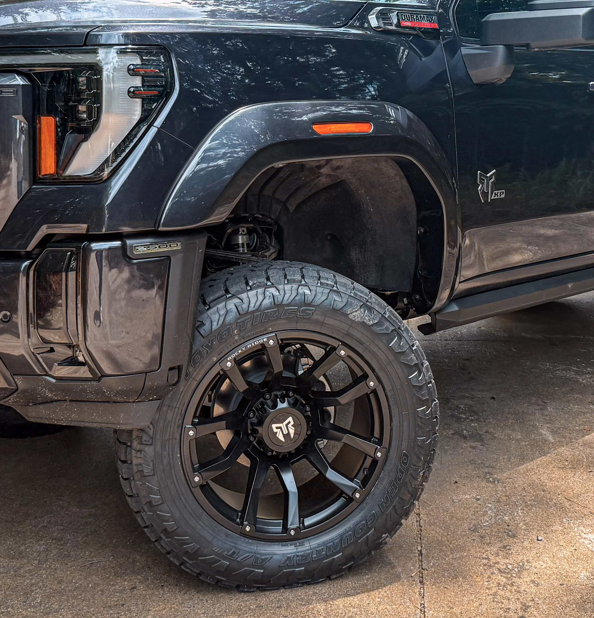 Pocked_fender_flares_Sierra_2500_XP.jpg