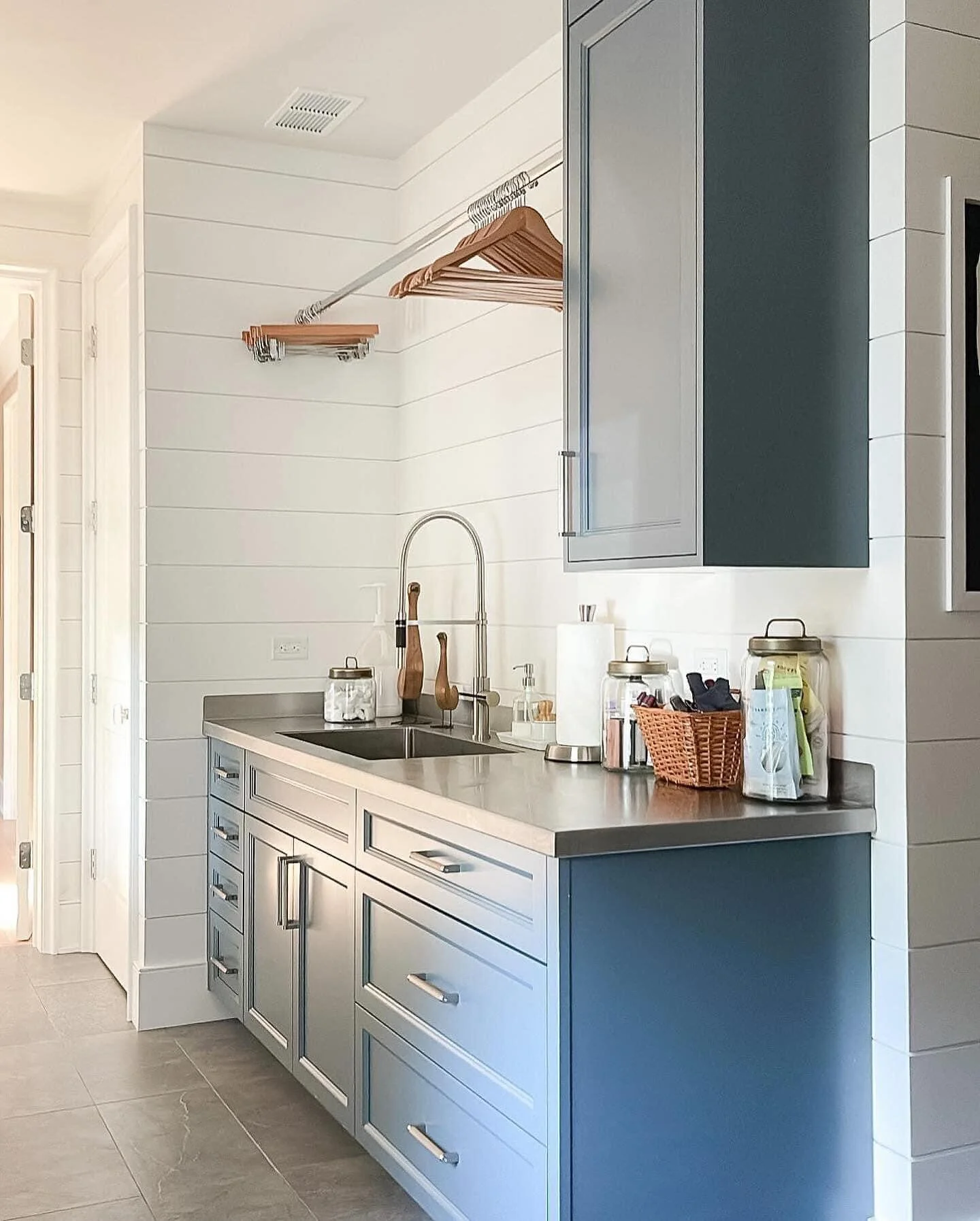 Our spring weather has mudrooms on our minds 🌧️ 

Architect: @designonearchitects 
Builder: @southshorecustomhomes 
Interior Design: @ellcedesigns (the geneva oaks residence)

#sherwinwilliamsslatetile #shiplap #stainlesssteelcounters #custombuiltin
