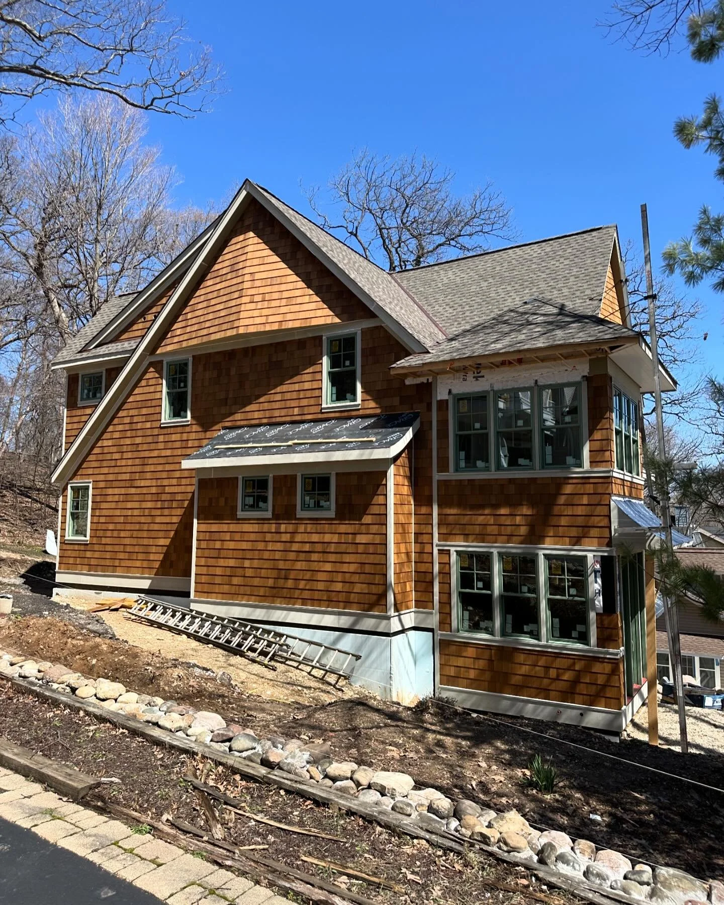 updates from our upper loch vista project 🍃

architect: @designonearchitects 
builder: @southshorecustomhomes 

#craftsman #craftsmanhome #residentialarchitecture #shinglehome #shinglestyle #copper #whitetrim #splitgranite #patinagreen #slopedsite #