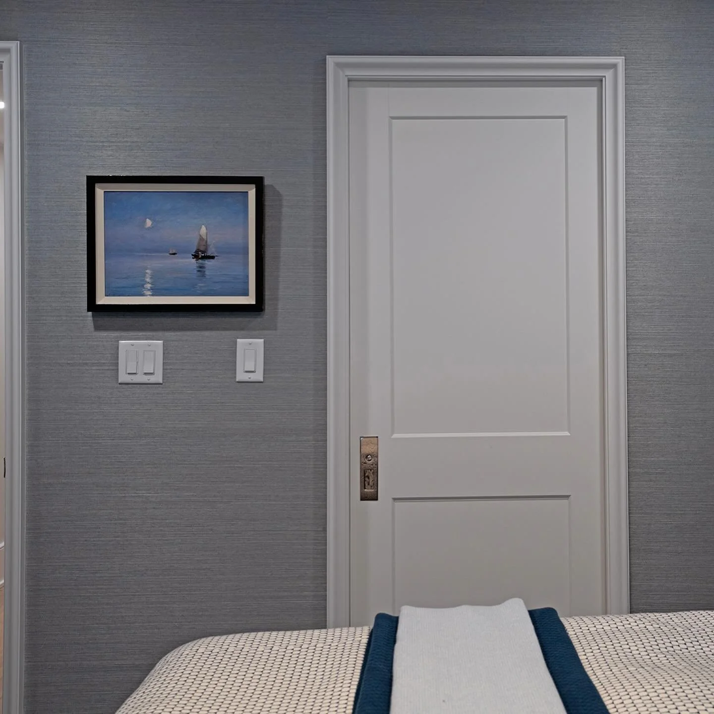 The primary bed and bath at our Vista del Lago condo renovation.

📐: @designonearchitects 
🛋️: @tomsprice.stores 
🪟: @draperyconnection 
📸: @nancymerkling @cheri.osnacz 

#lakegeneva #luxurylakesideliving #retreat #wisconsinbuilders #lakelife #la