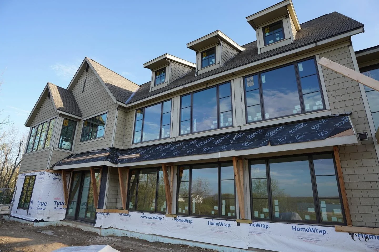 Exterior updates from our Lakeview Glen project, the windows, the views, absolutely stunning ☀️

Architect: @designonearchitects 
Builder: @southshorecustomhomes

#shinglestyle #residentialdesign #buildingstories #dreamhomes #lakelife #southshorecust