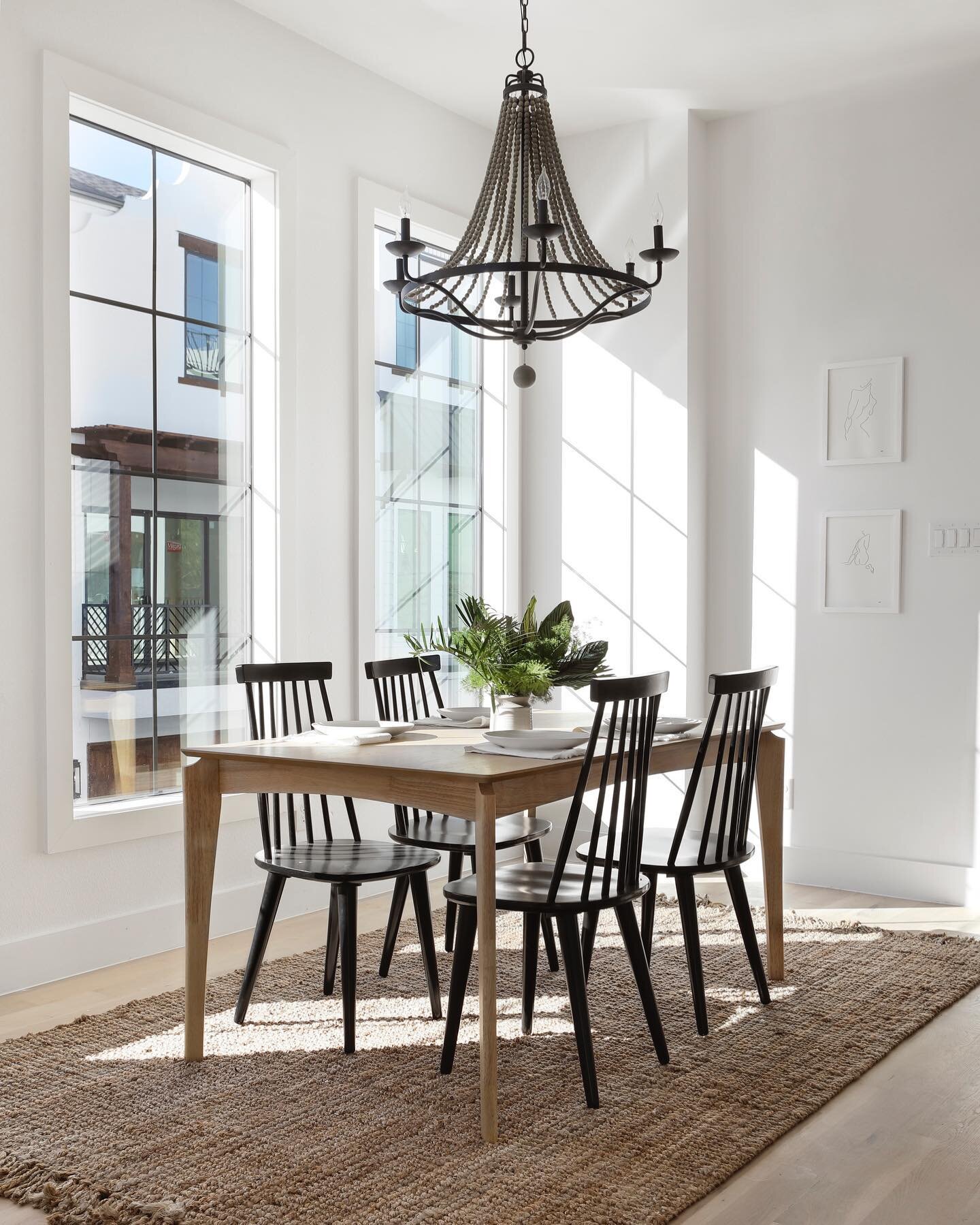 There&rsquo;s just something special natural light does for a space. Who agrees? 
#changingroots #naturallight #realestate #newconstruction #homedecor #home
