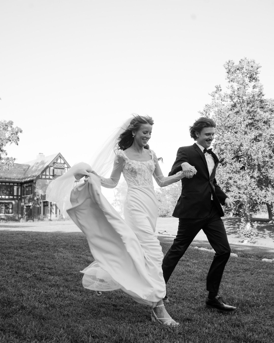 Adorned with love, where every corner whispers a memory. These moments remind us that beauty lies in simplicity and heartfelt connections.
.
.
.
.
#chicagowedding #chicagoweddingphotographer #chicagoweddinginspiration #weddingtrend #blackandwhitephot