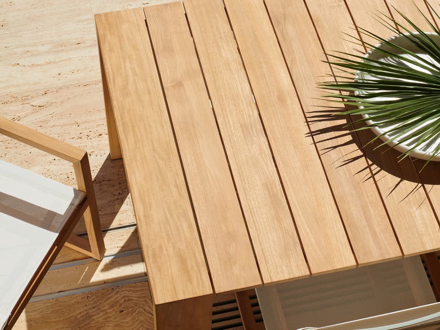 OUTDOOR DINING TABLE IN TEAK