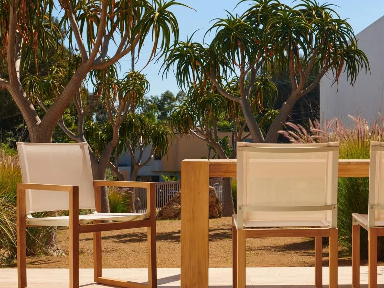OUTDOOR DINING CHAIR IN TEAK
