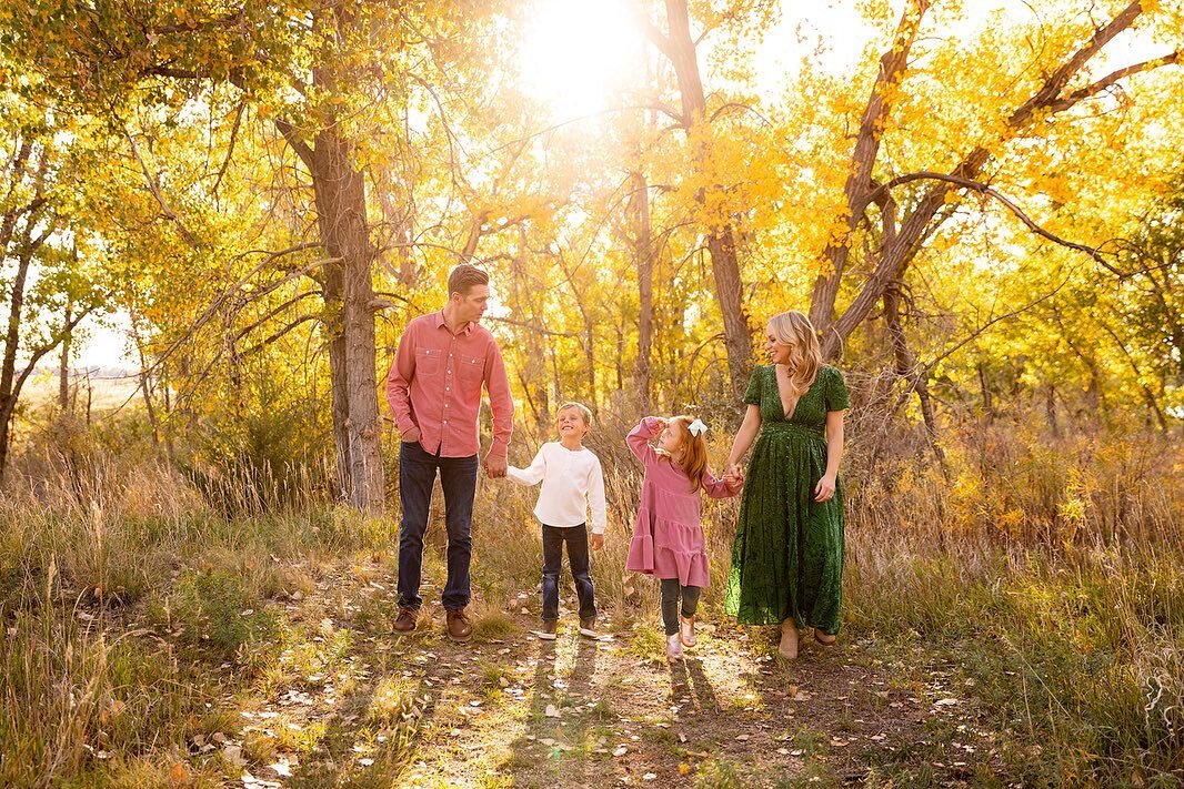 I don&rsquo;t often share that I do family photos, but I really love them! The fall weather and colors in Colorado were absolutely beautiful this year, it&rsquo;s such a great season for all types of photography sessions.
I had so much fun with the L