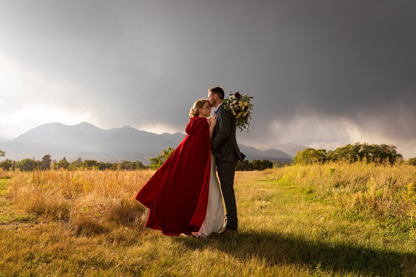 CAN WE JUST HAVE A MOMENT FOR THIS CAPE AND THIS LIGHTING
.
Shot for @jordanquinnphoto !
.
.
.
#coloradowedding #coloradoweddingphotographer #weddingphotographer #weddingphotography #coloradoelopement #coloradoelopementphotographer #elopementphotogra