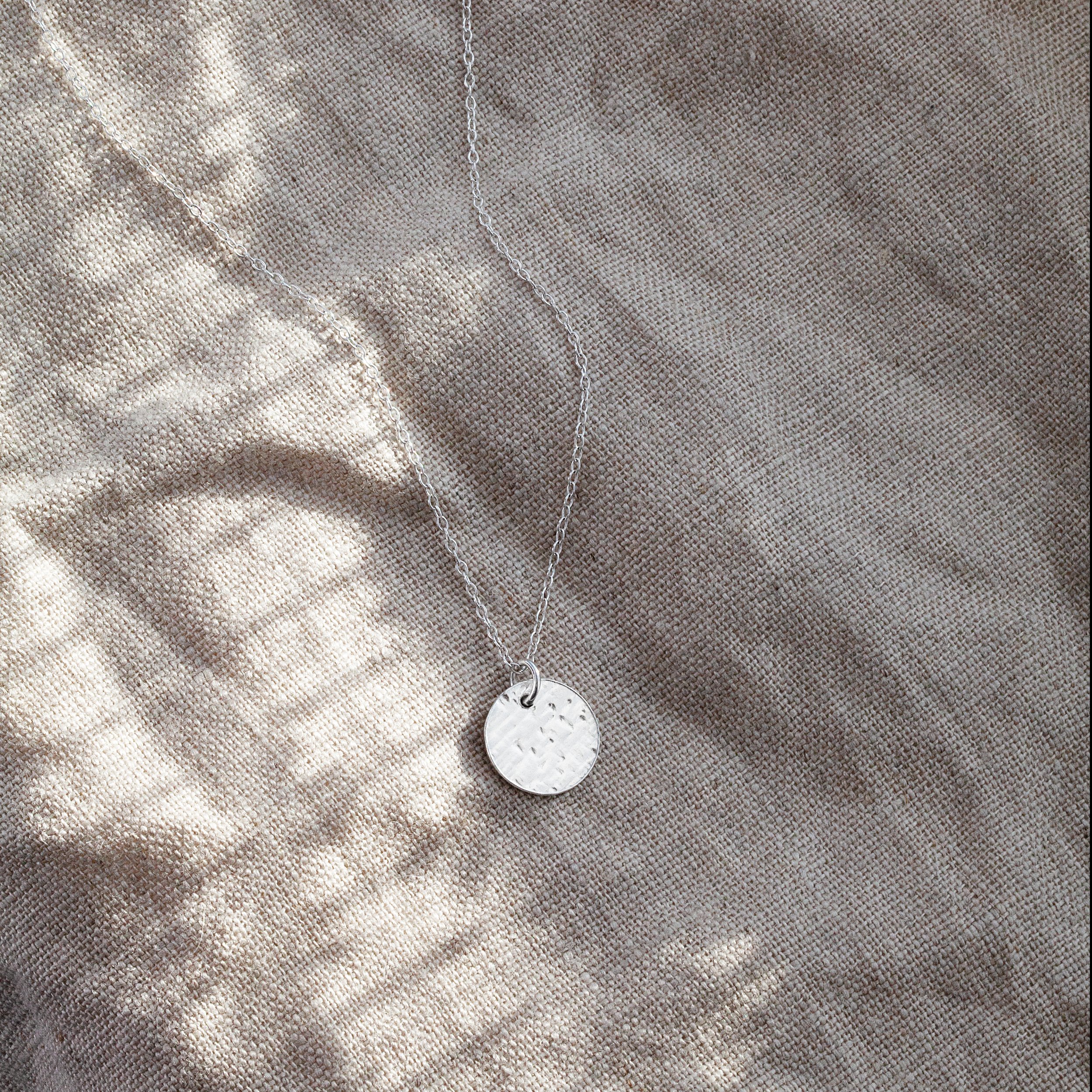 Hammered Effect Sterling Silver Disc Pendant & Chain Length 38cm 9.3g
