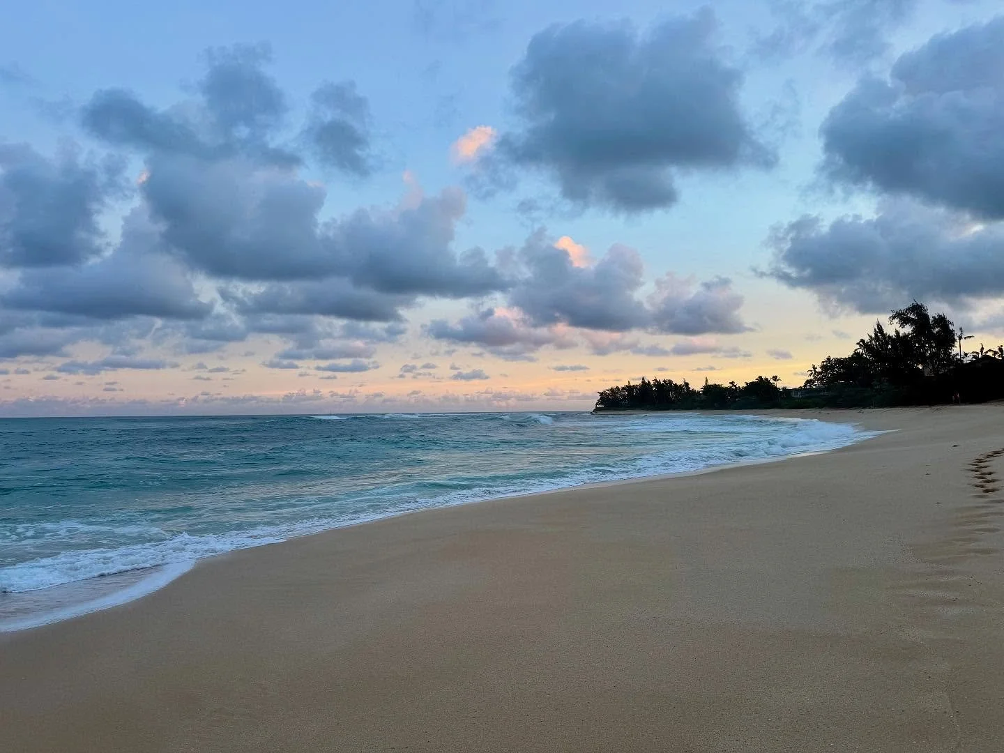 This morning&rsquo;s sunrise felt like a deep exhale. A beautiful reminder that even after the darkest nights, light always finds its way back. Peace begins in those quiet moments when we let ourselves just be.💫 Sharing for anyone else feeling the h