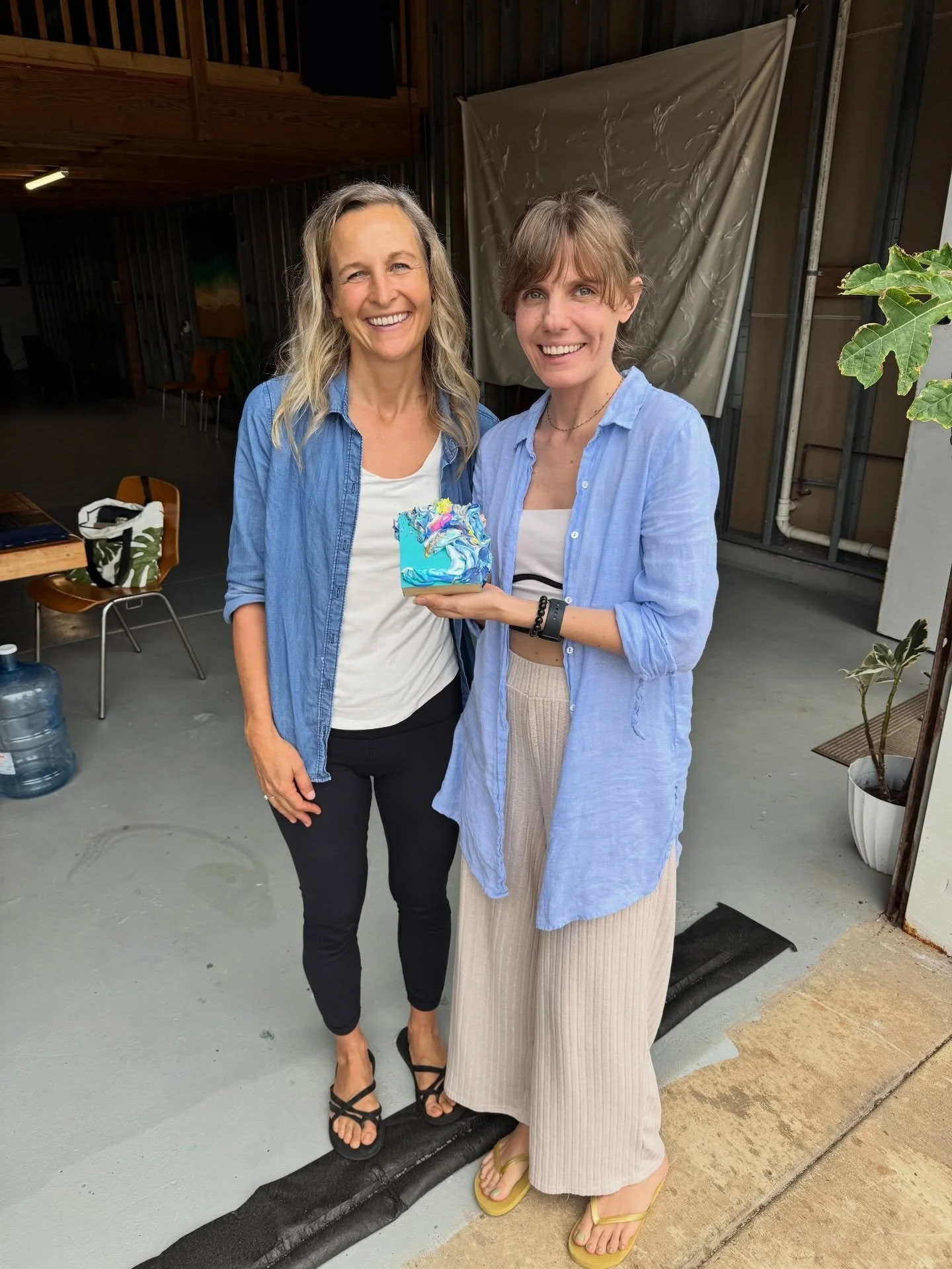 There are experiences that meet you quietly, and still manage to reveal something profound.
Yesterday I met with a fellow practitioner @sunsettherapycenter @islandawakening who translates energy into color and movement, creating what she calls an Ene