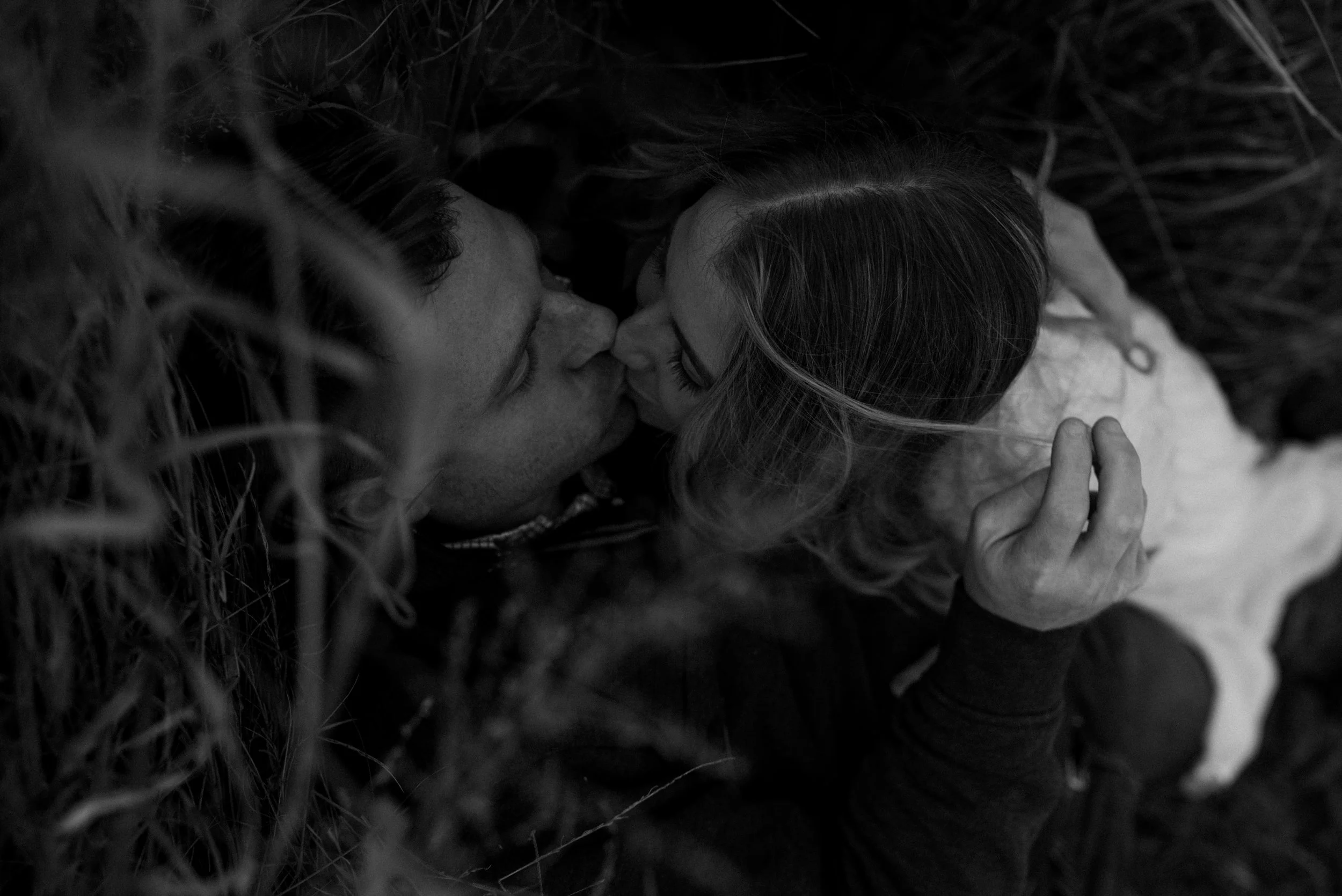 black and white engagement photos