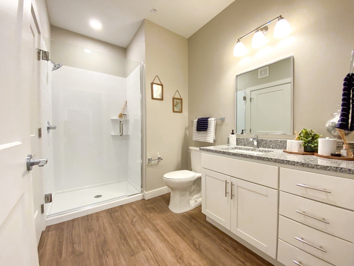 Who wouldn't love all of this bathroom space? We think you should come and make it your own! 😊⁠
⁠
Give us a call today to schedule your tour!