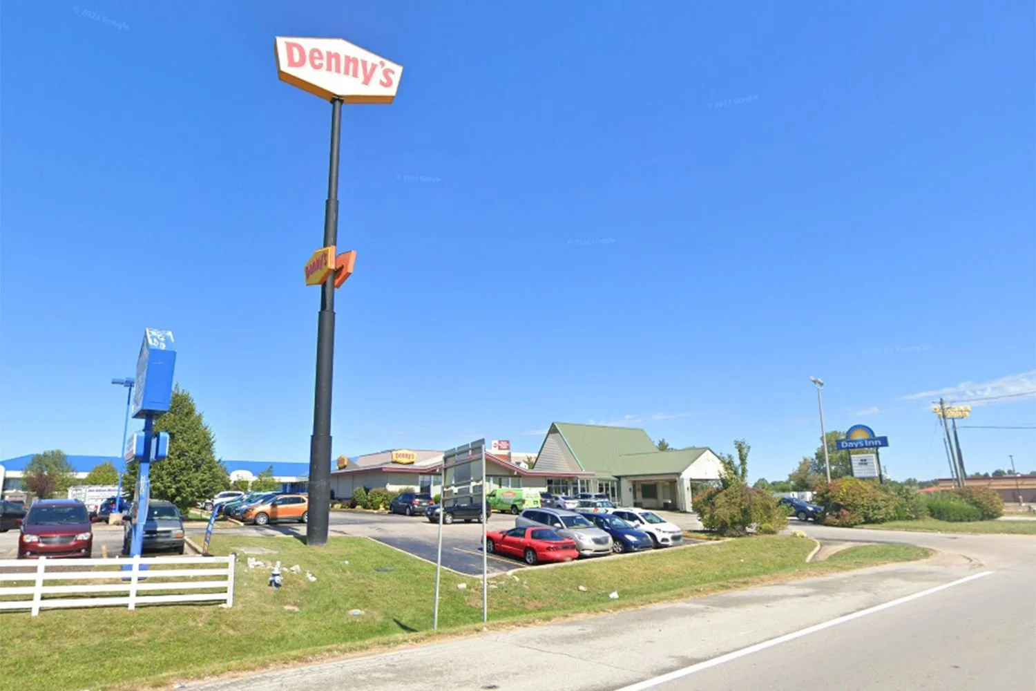 Denny's sign