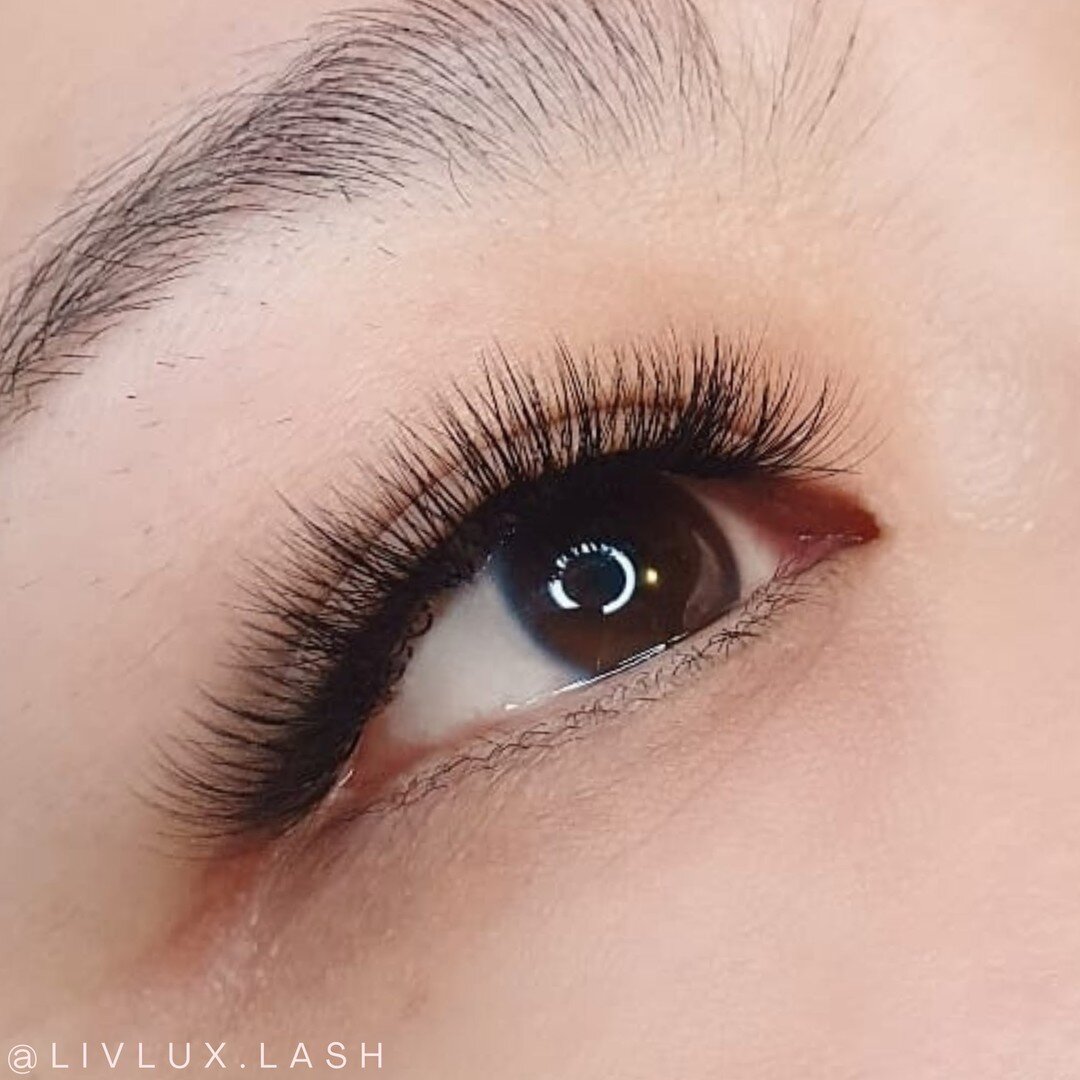 Hybrids combine the natural, subtle look of classic lashes with the fullness and texture of volume lashes. Perfect for those who want a little extra oomph without going over the top 💕
.
.
.
.
.
.
.
.
.
.
.
#lashextensionsmelbourne #lashesmelbourne
#