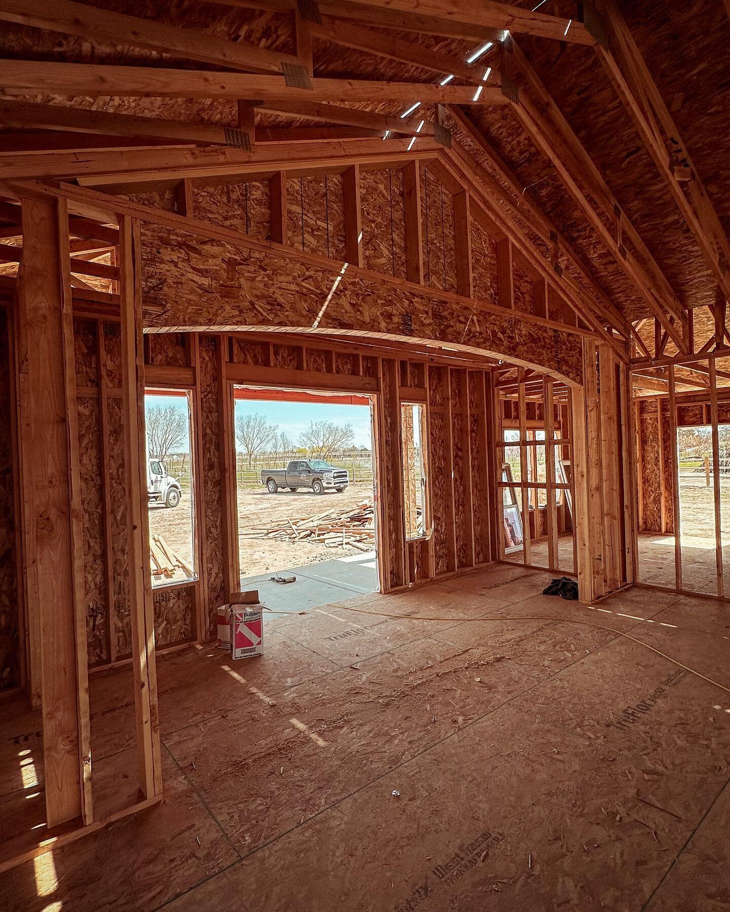 The archways are going to really make this home stand out, as if this gorgeous view wasn&rsquo;t enough 😍😍 #trusses #framing #newconstruction #idahoconstruction