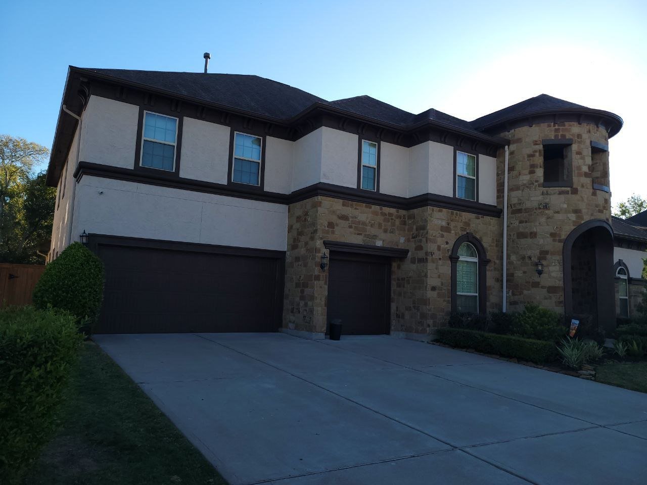 Freshly painted stucco house exterior in Sugar Land, Texas by professional exterior painters.