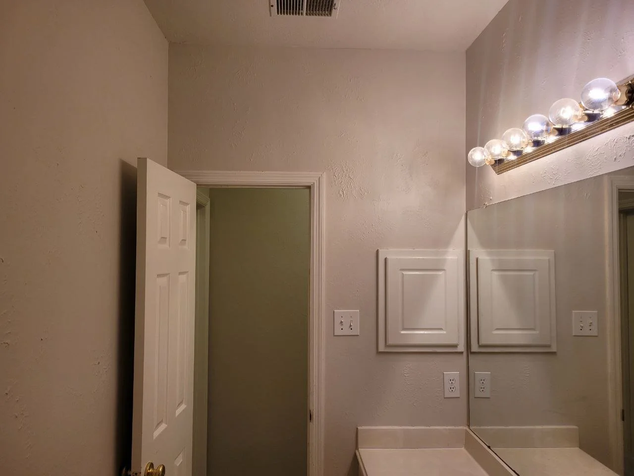 Small bathroom in Sugar Land painted by professional painters using Sherwin-Williams paint.