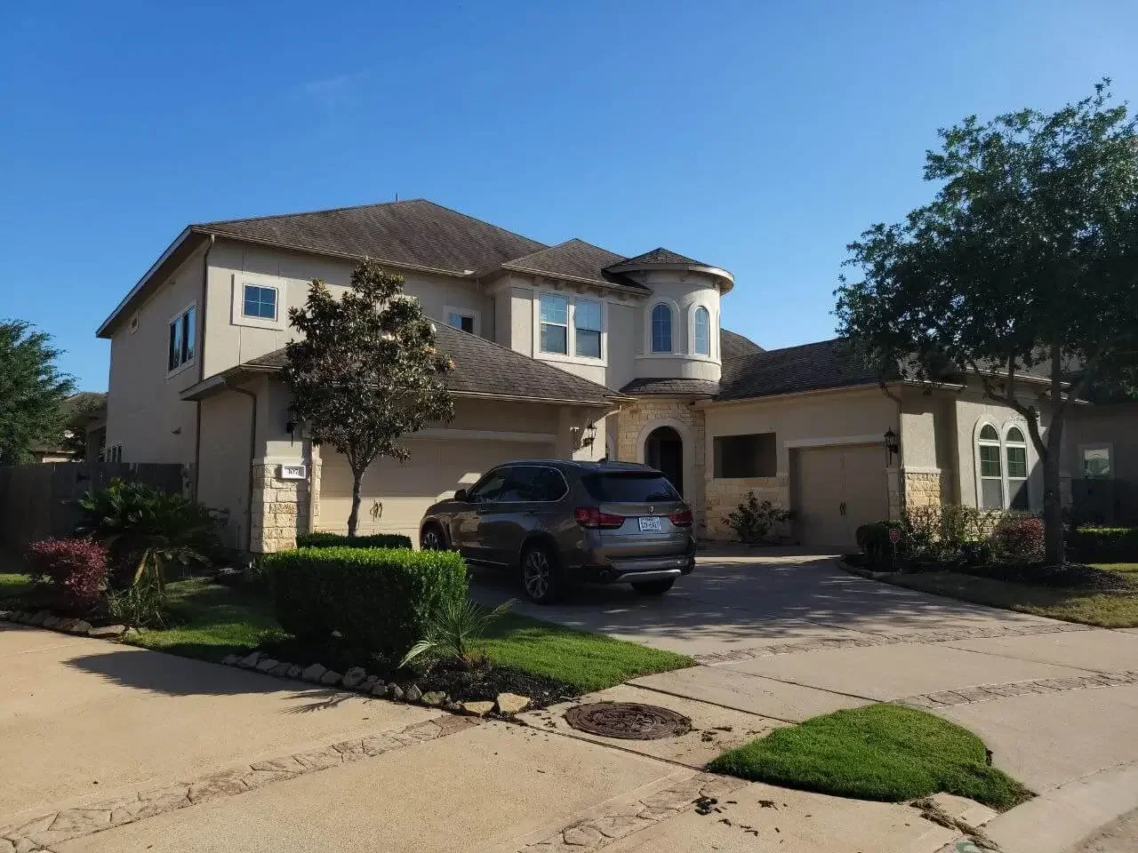 freshly painted stucco exterior in Richmond ,Texas with monochromatic color scheme