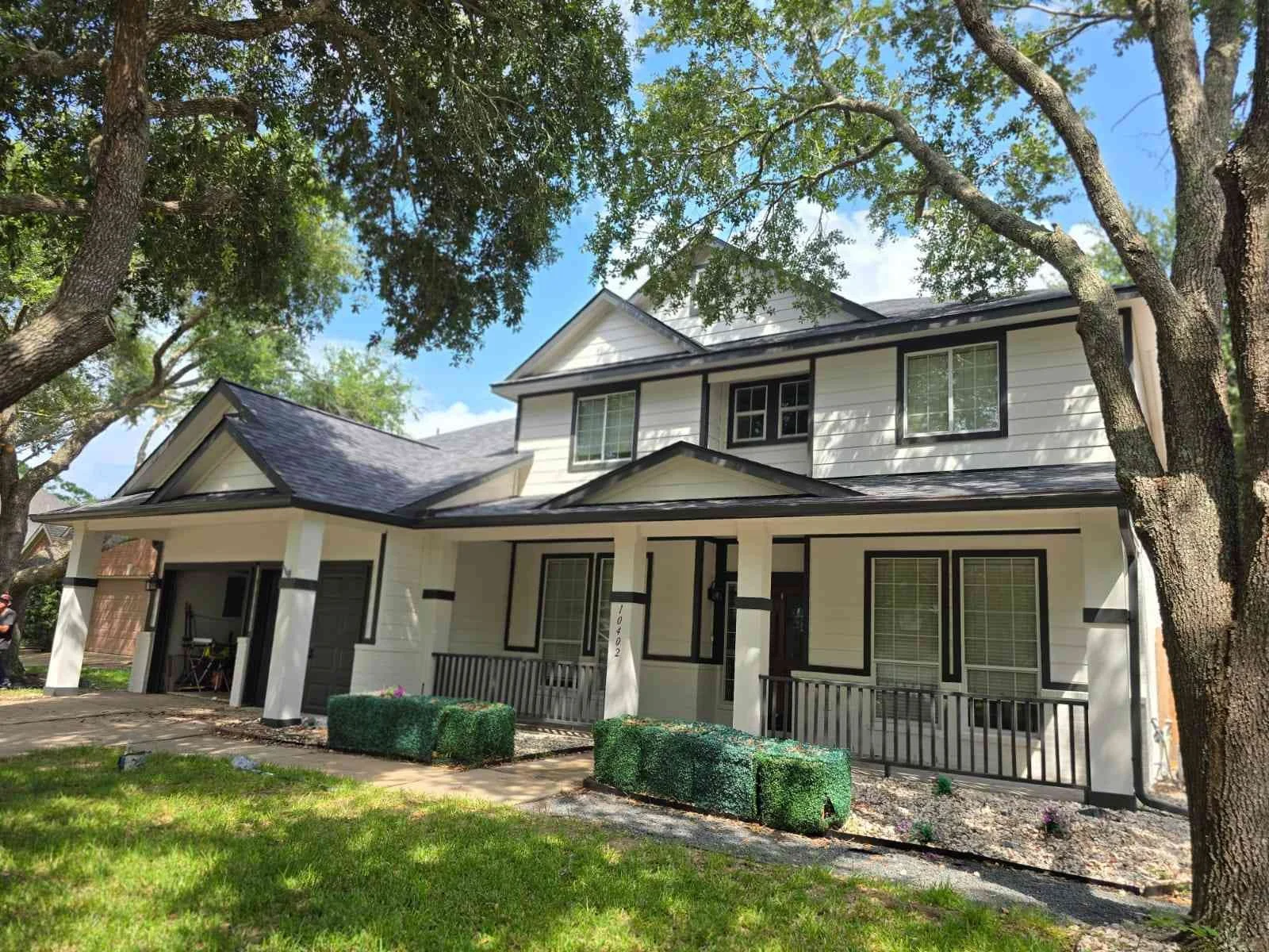 Freshly painted stucco and brick house exterior in Missouri City, Texas by professional painters.