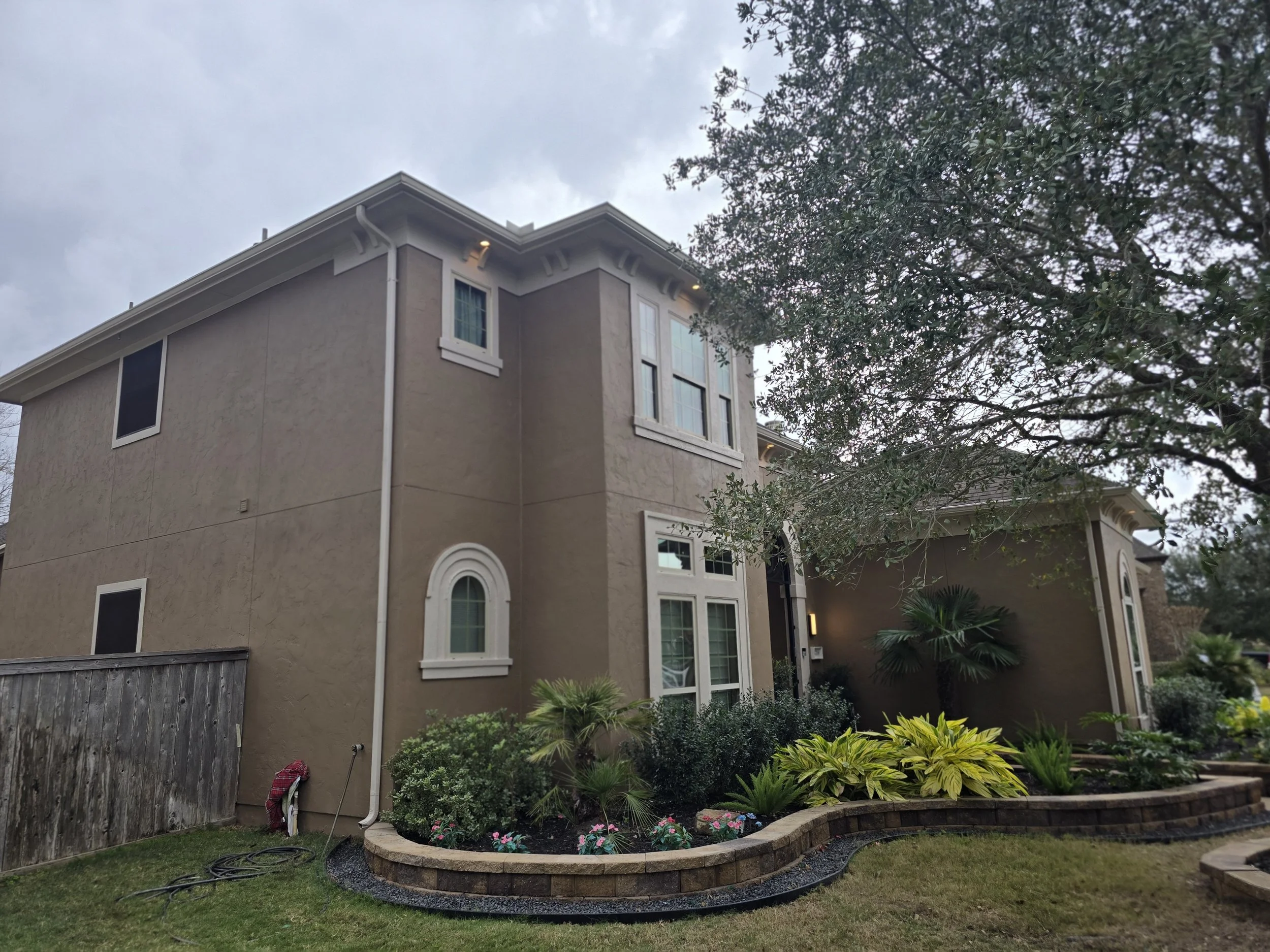 “Side view of a professionally painted home exterior in Richmond”