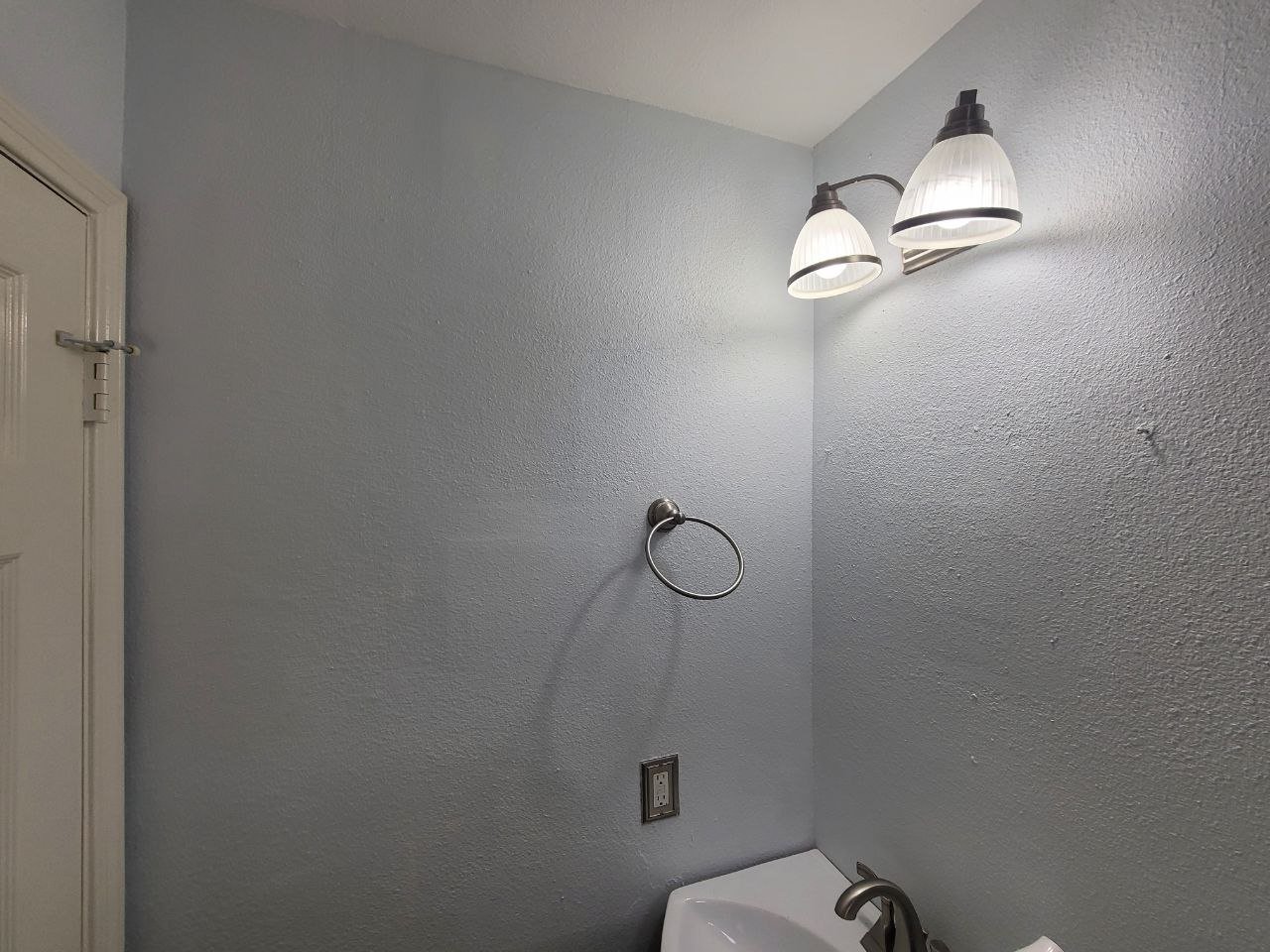 Fort Bend County bathroom ceiling painted by professionals for a clean, bright look.