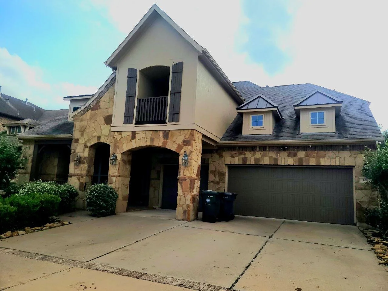 Freshly painted medium-sized stucco exterior in Rosenberg, Texas