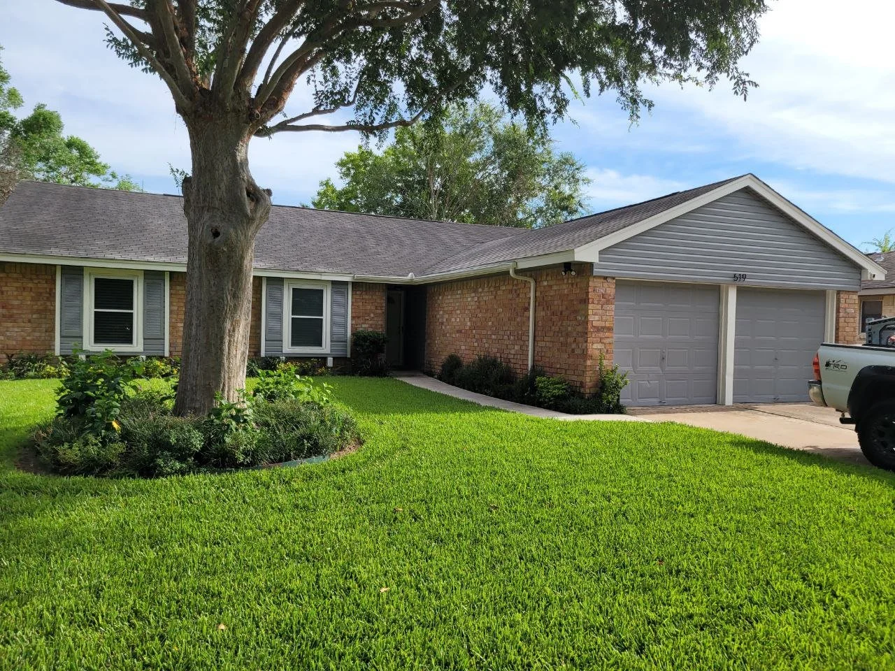 Freshly painted small house exterior in Sugar Land, Texas by professional exterior painters.