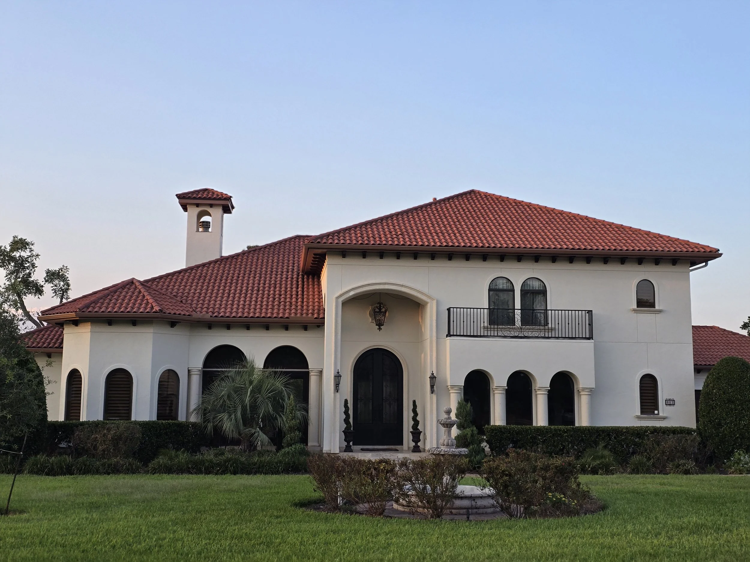 Freshly painted stucco house exterior in Sugar Land, Texas by professional painters.