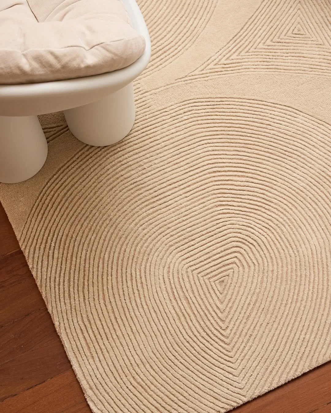 Shaped by the Japanese art of sand sculpting, where lines move in quiet harmony.
@tappeti 

#Tappeti
#EightyTwo
#RefinedLiving
#UnderstatedLuxury
#InteriorDesign