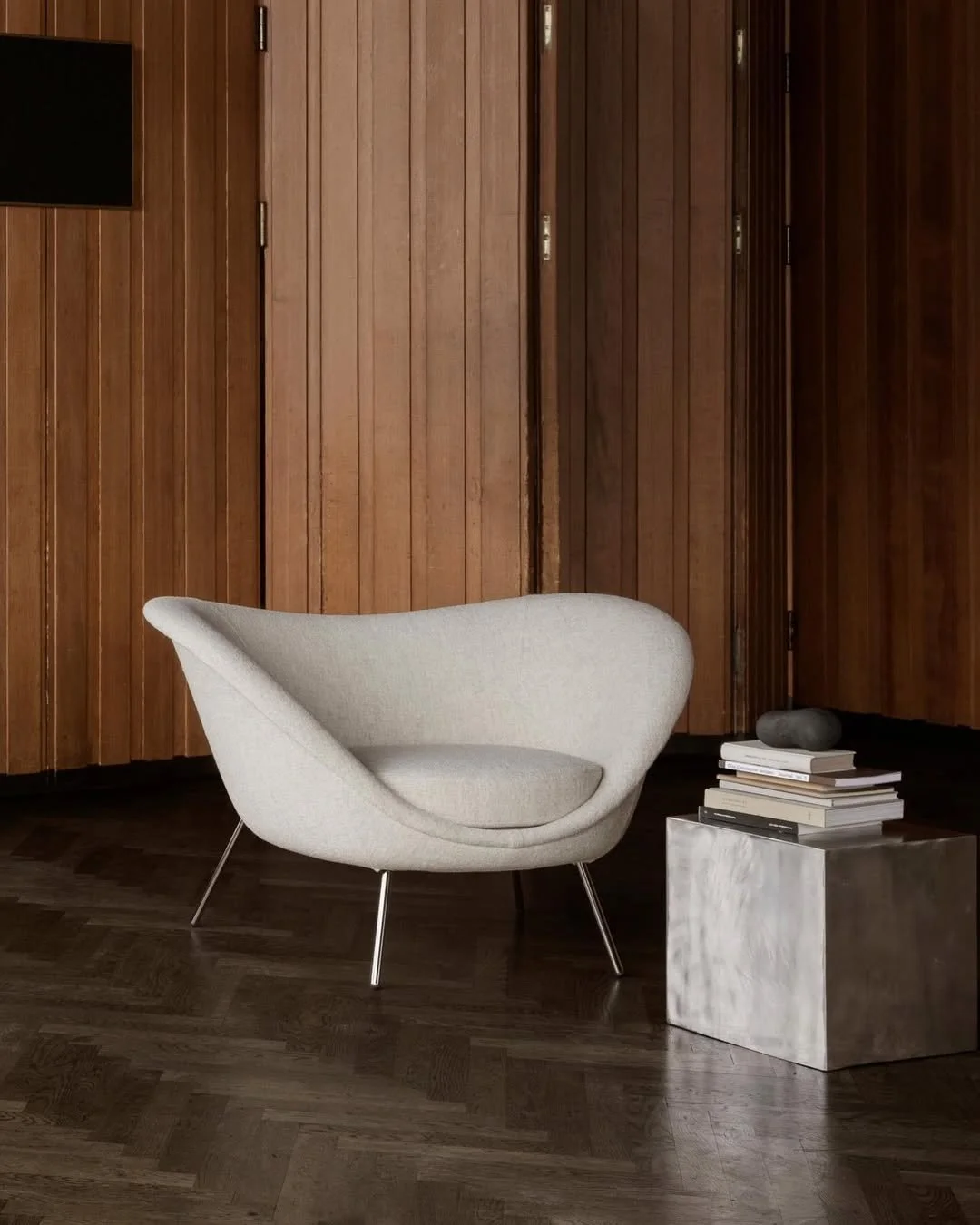 A form that curves inward, almost in embrace. &mdash; &lsquo;Love&rsquo; Chair by 
@molteniandc 

#furniture
#EightyTwo
#Molteniandc
#italian
#luxuryhomes