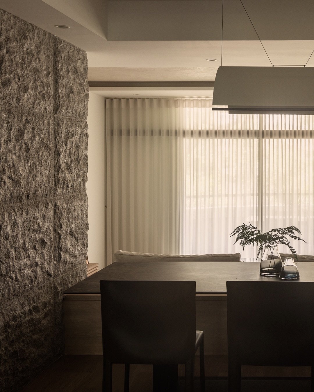 A dialogue between nature and form.

Stone lends weight and stillness, anchoring the space with quiet strength.

Project: Regency Park

#EightyTwo
#RegencyPark
#tabledesign
#interiordesign
#quietluxury