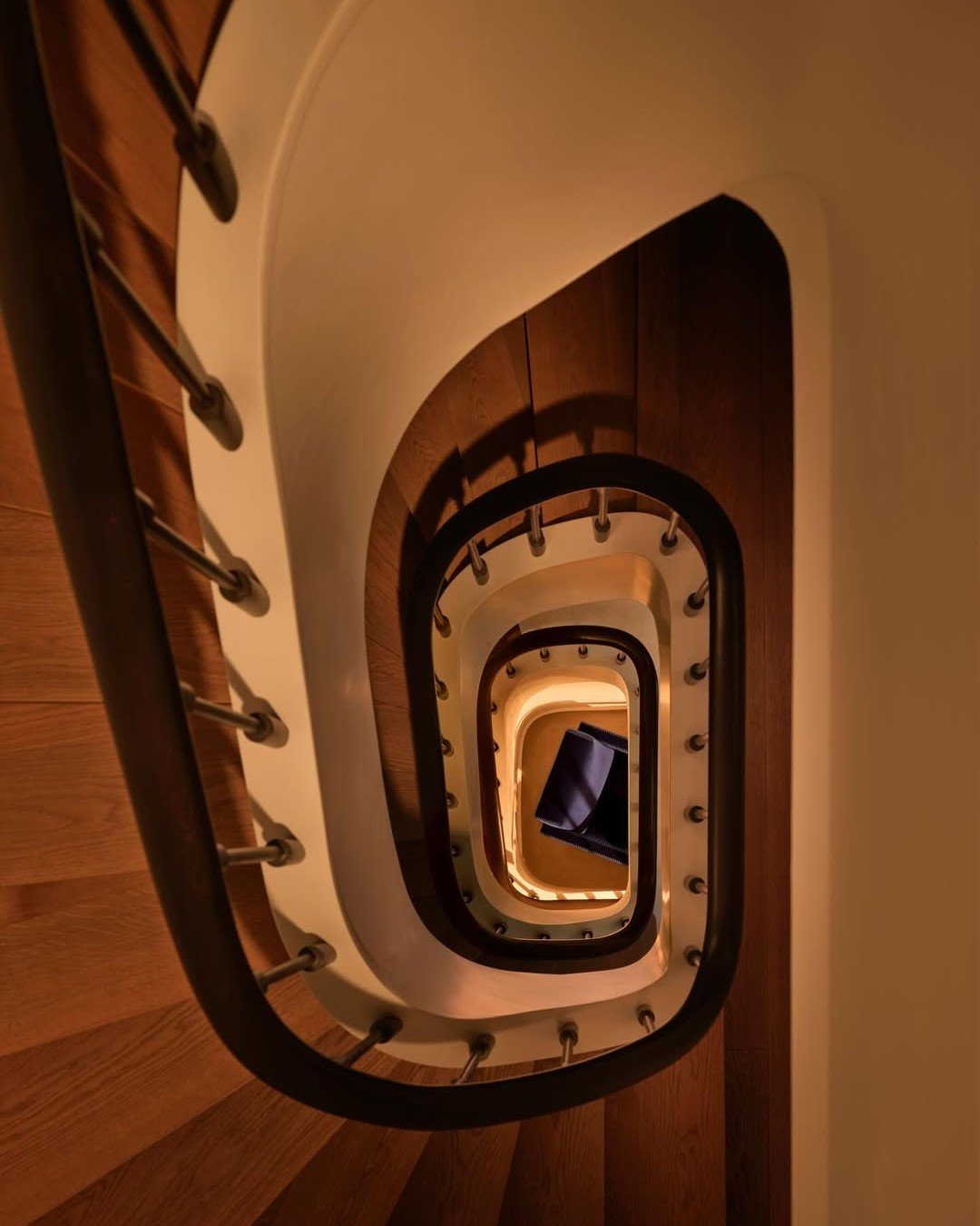 Warm timber and sculpted curves draws the eye further inward.

@escapefromsofa 

#interiorarchitecture 
#ThoughtfulDesign
#architecturaldetail
#luxuryhomes
#refinedliving